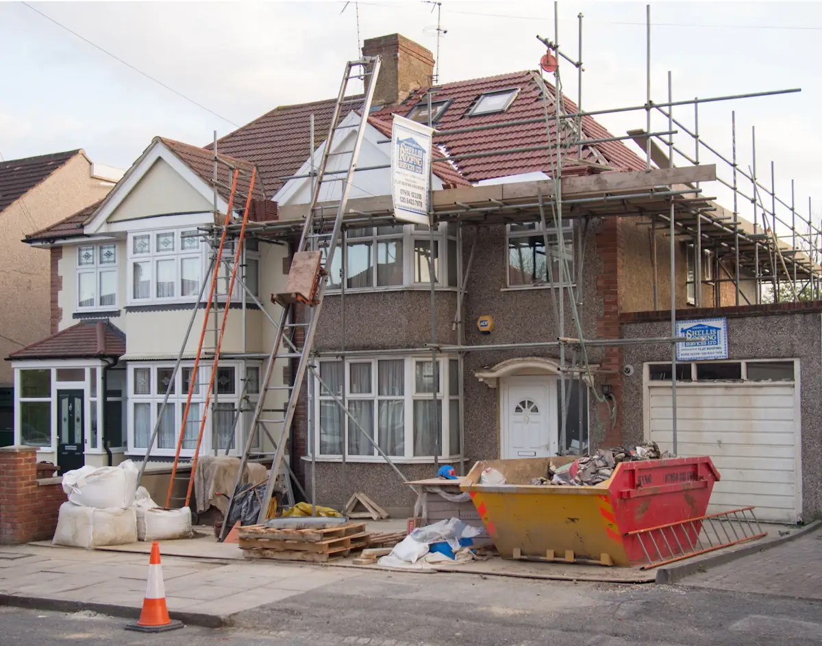 Woning in renovatie met stellingen aan de gevel